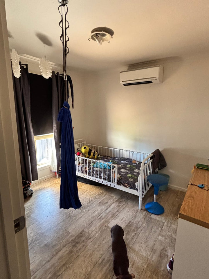 Enfant dormant avec l'oreiller Le P'tit Loup